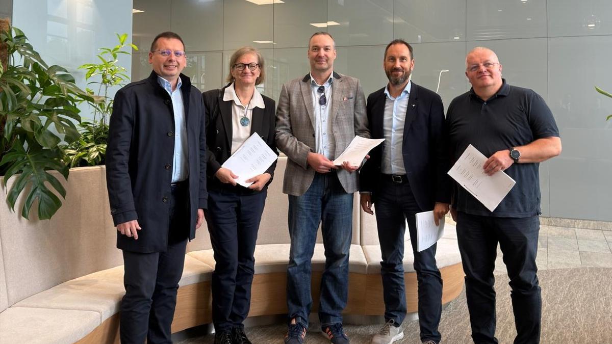 Directivos de Ribera y de PDG en Eslovaquia, tras la firma de la compraventa.