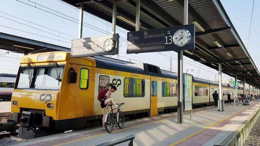 Tren de Comboios de Portugal en la estación viguesa de Guixar.