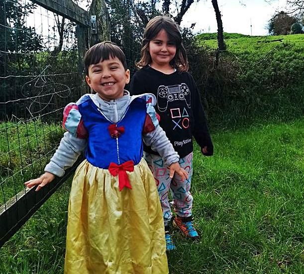 Damián y Coral Rodríguez juegan en la portilla de una finca cercana a su casa. | S. Arias