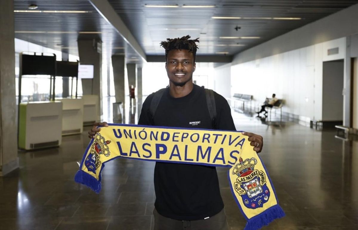 Sory Kaba en el aeropuerto en su presentación con la UD Las Palmas