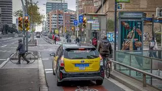 Nuevas críticas al carril bici de la Gran Via de Barcelona tras su prolongación: "Es una carrera de obstáculos"