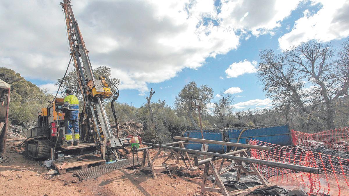 Una excavadora en los sondeos realizados en febrero de 2018.