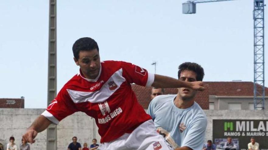 Vicente, en un lance del partido disputado ayer en A Baiuca. // Bernabé/Cris M.V.