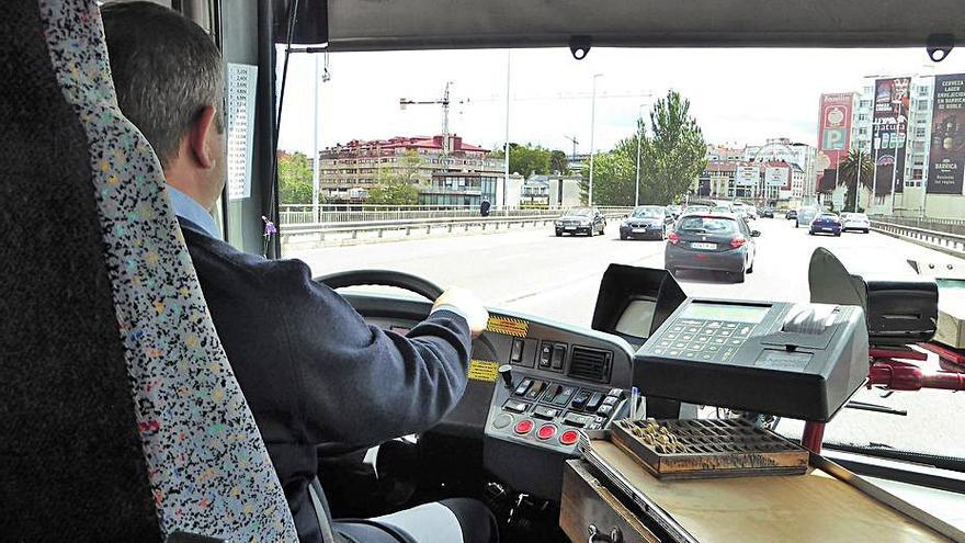 Un bus cruza A Pasaxe desde A Coruña, rumbo a Santa Cristina. |   // I. R.