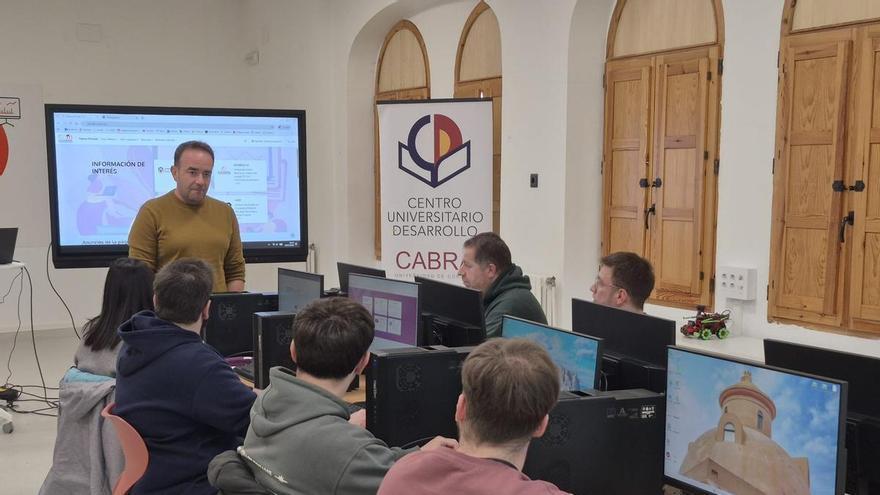 Estudiantes y profesionales se forman en ciberseguridad gracias a la microcredencial del CUD y la UCO