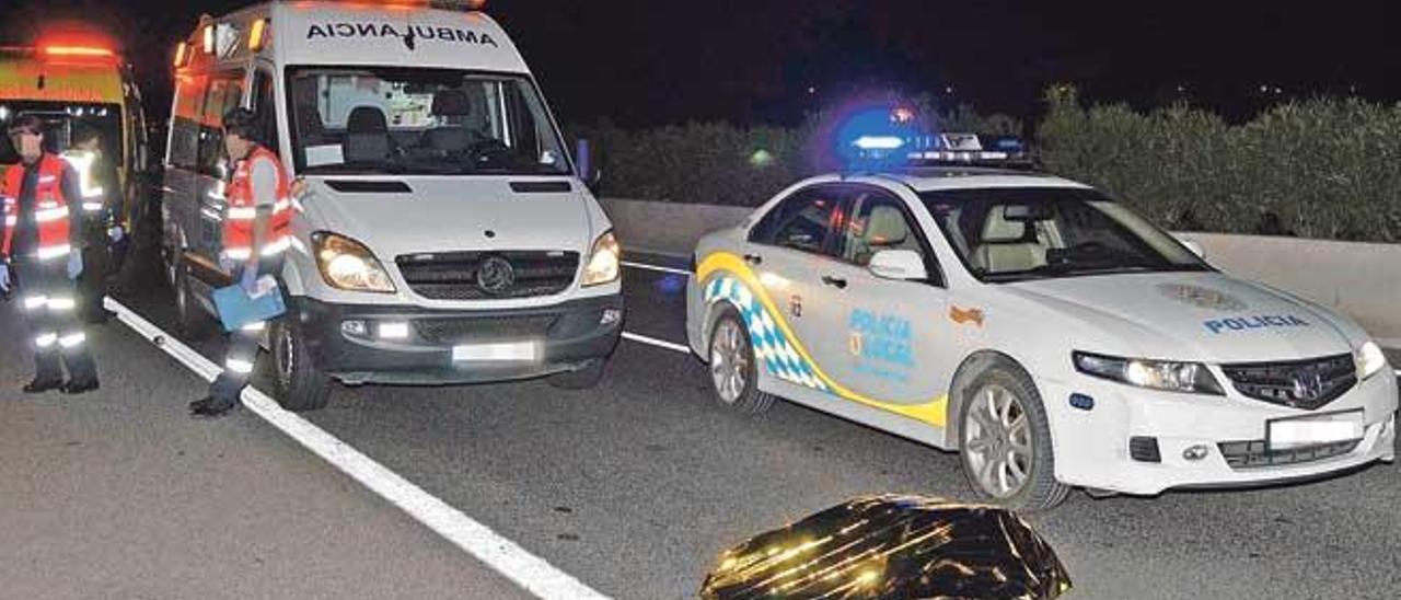 Efectivos sanitarios, junto al cadáver del ciclista atropellado en la madrugada del 10 de mayo de 2015 en la carretera de Manacor.