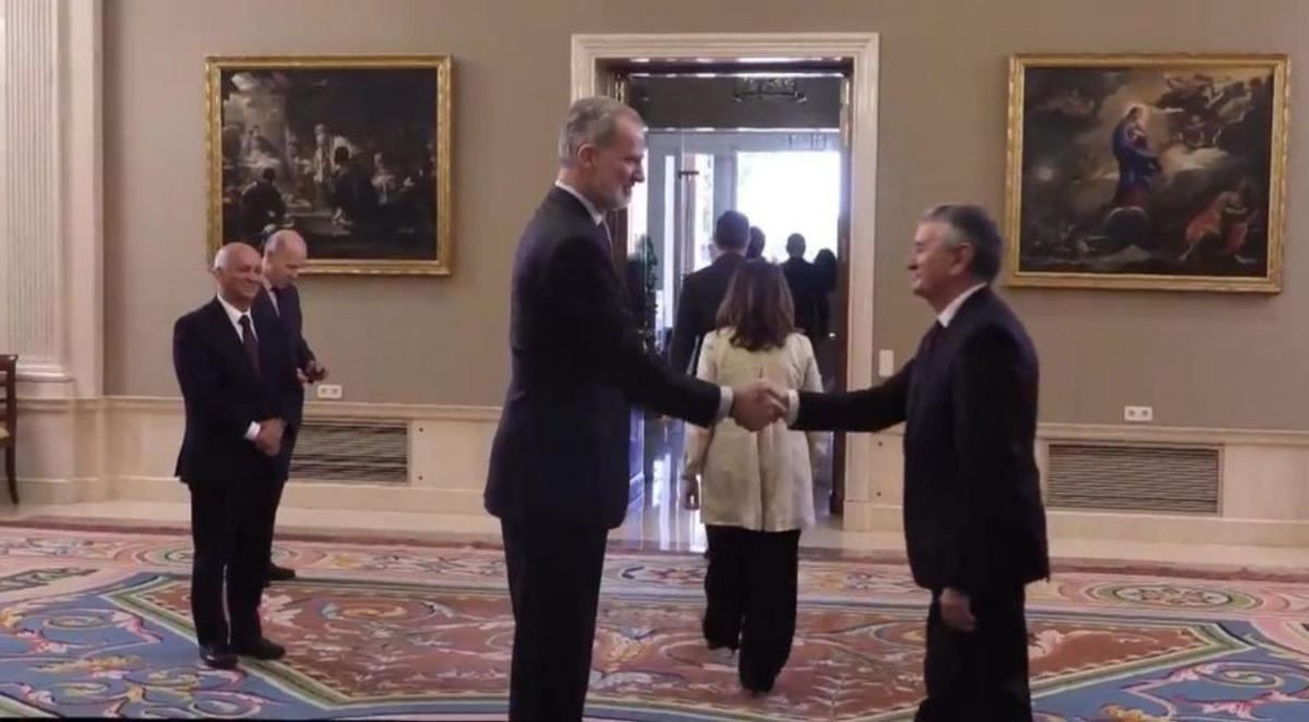 El rey saluda al Isaac Macías, presidente de Graduados Sociales.