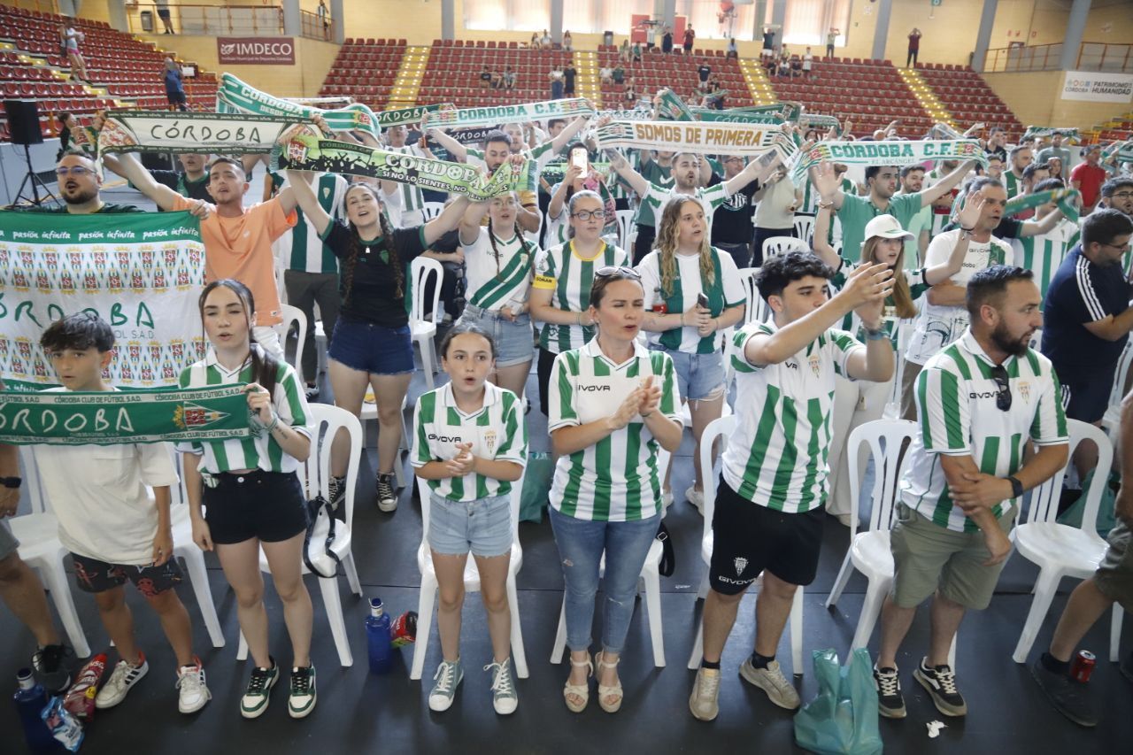 La afición blanquiverde en Vista Alegre para ver el Ponferradina-Córdoba del play off de ascenso, en imágenes