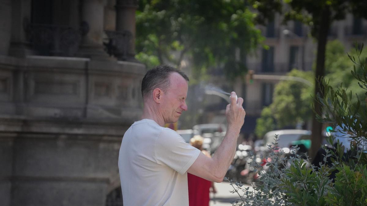 Imagen de un hombre refrescándose ante el calor.