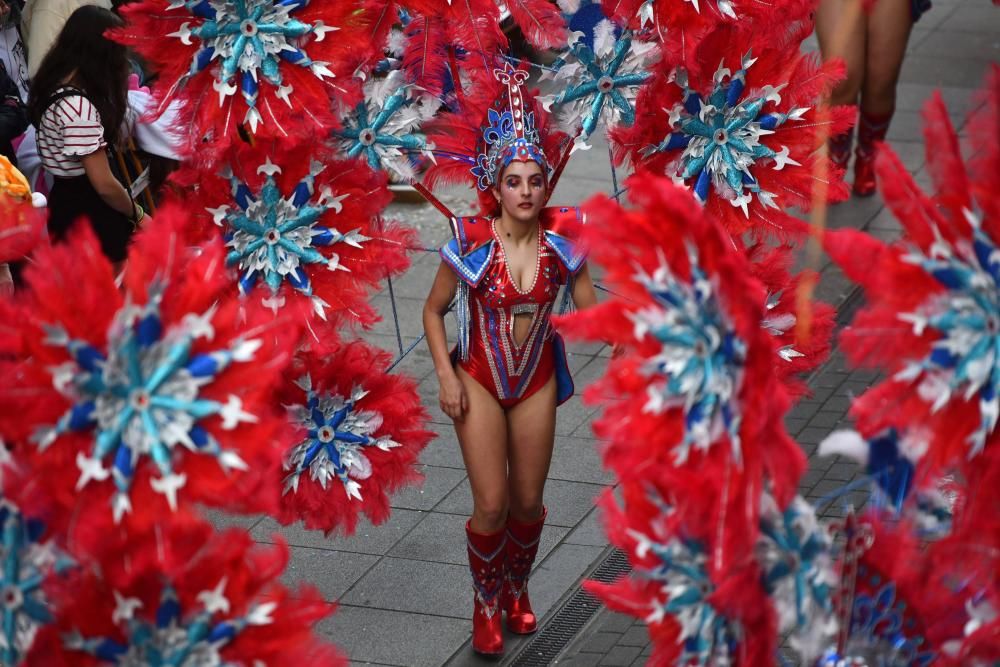 El desfile de Carnaval inunda de gente, color y humor el centro de Pontevedra