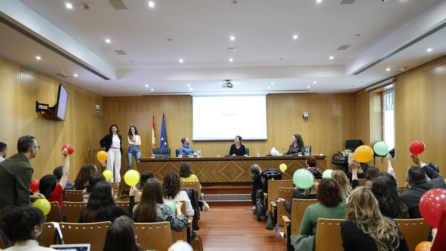 Nevenka Fernández, la denunciante de acoso que da clase a los fiscales con globos, música y alfileres para trasladar el bloqueo de las víctimas