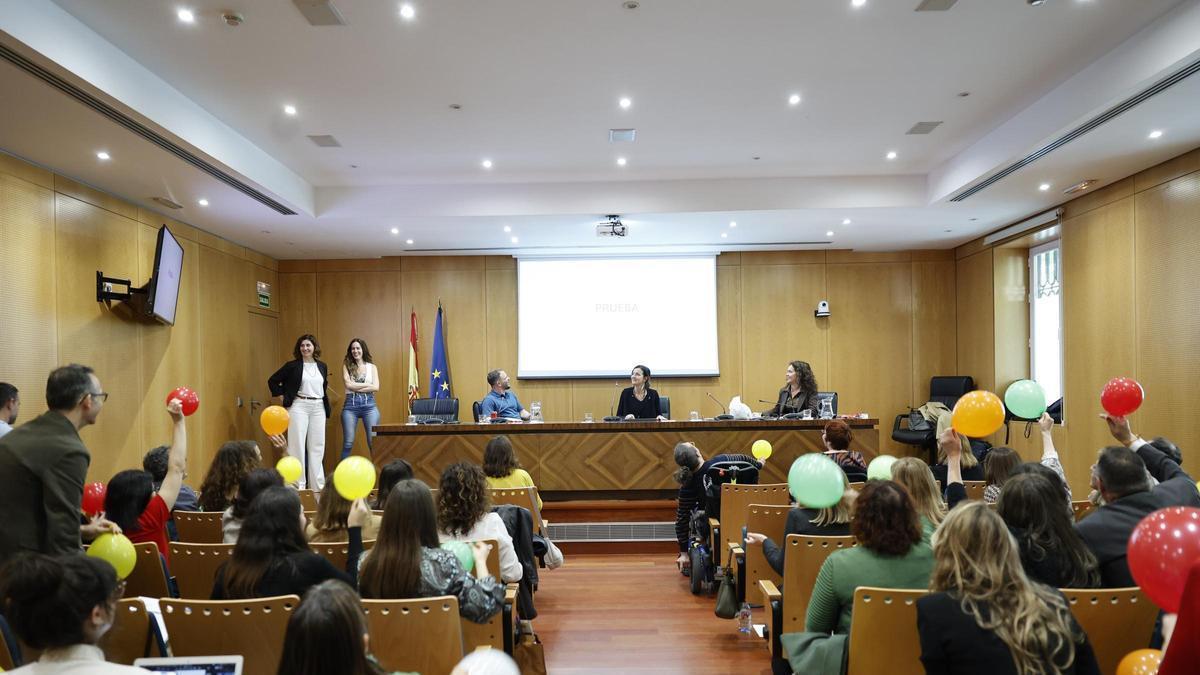 Nevenka Fernández, la denunciante de acoso que da clase a los fiscales con globos, música y alfileres para trasladar el bloqueo de las víctimas