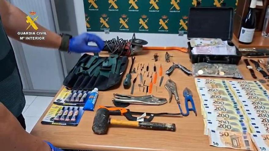 Cae una banda que asaltaba viviendas en Alicante y Murcia con el método del hilo de pegamento