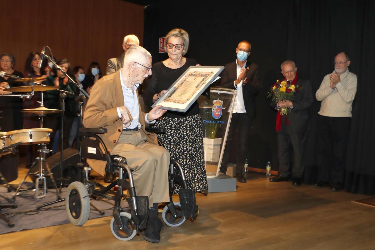 Bernardino Graña recibindo a distinción de Fillo Predilecto de Cangas de mans de Aurora Prieto.