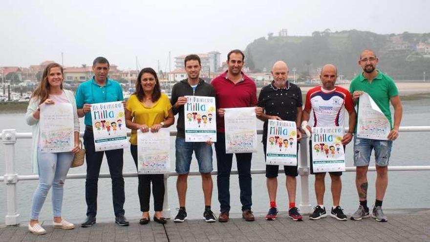 Roberto Pire -segundo por la izquierda- y la alcaldesa de Ribadesella, Charo Fernández -tercera-, junto a otras autoridades y organizadores, ayer.