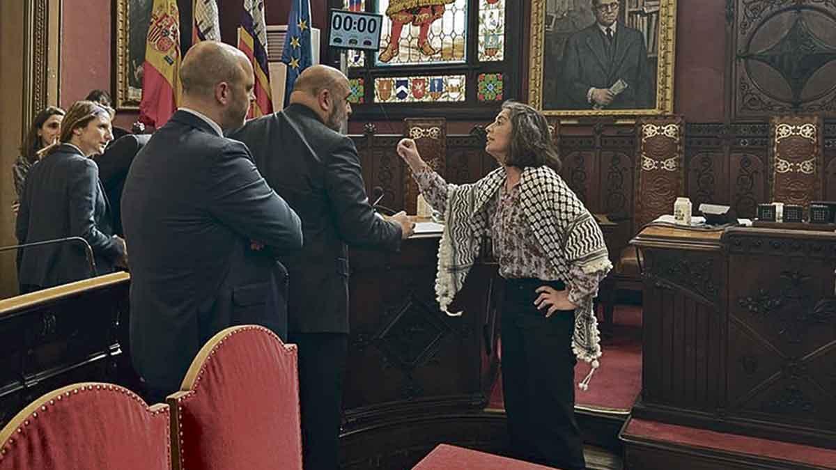 La portavoz de Més per Palma, Neus Truyol, dirigiéndose al alcalde de Palma, Jaime Martínez, después de ser insultada en el pleno de Cort.
