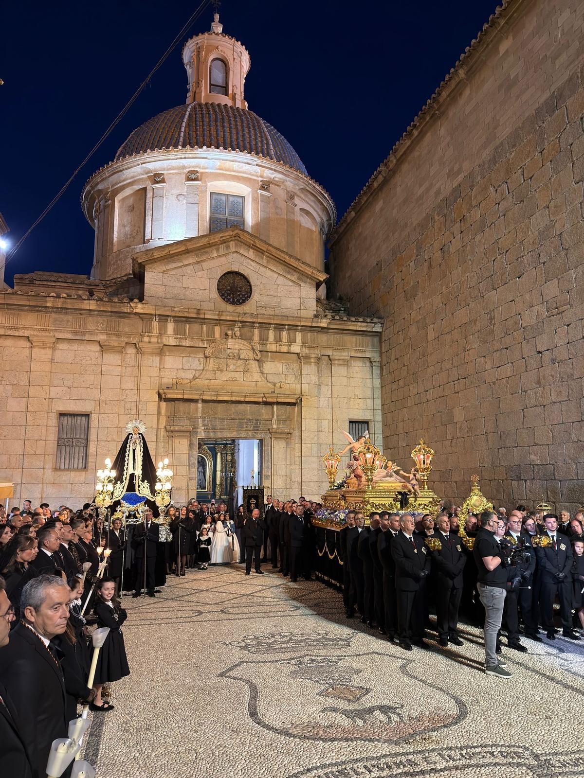 Pasos de la Soledad y Santo Sepulcro que participaron ayer Sábado en la Procesión del Entierro. Fotografía