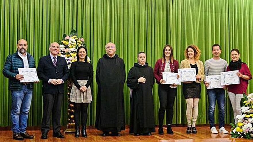 Premiados, con los diplomas, y miembros del jurado, en El Lasso.