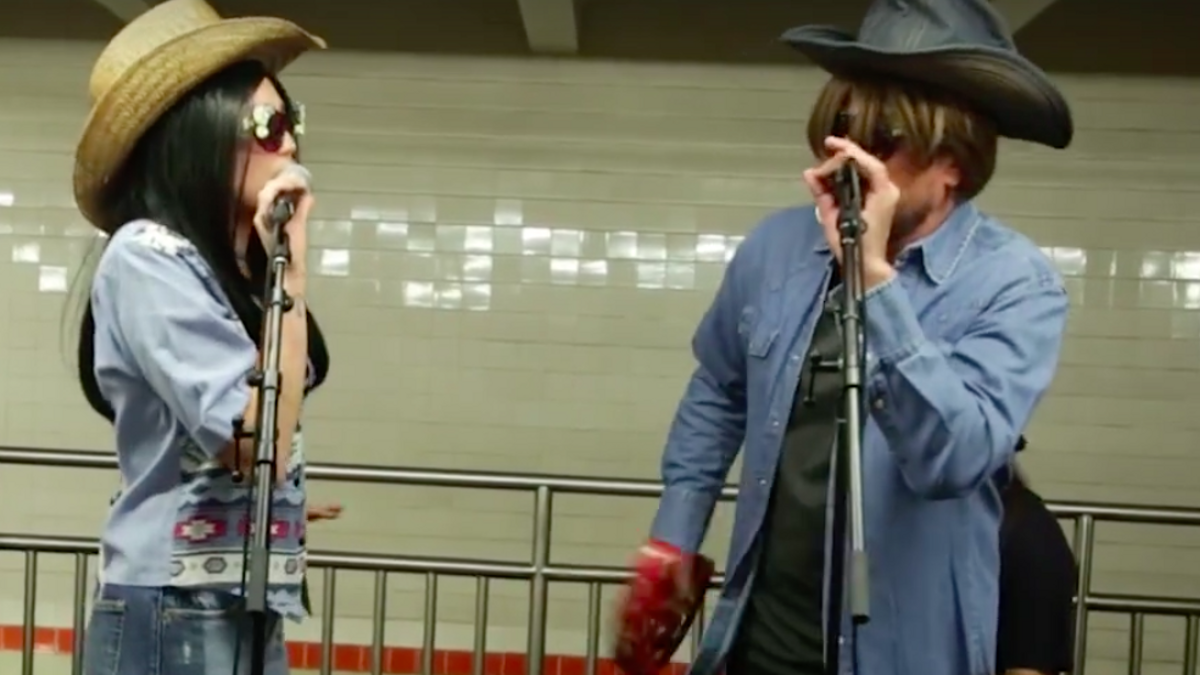 Miley Cyrus y Jimmy Fallon en el metro de Londres