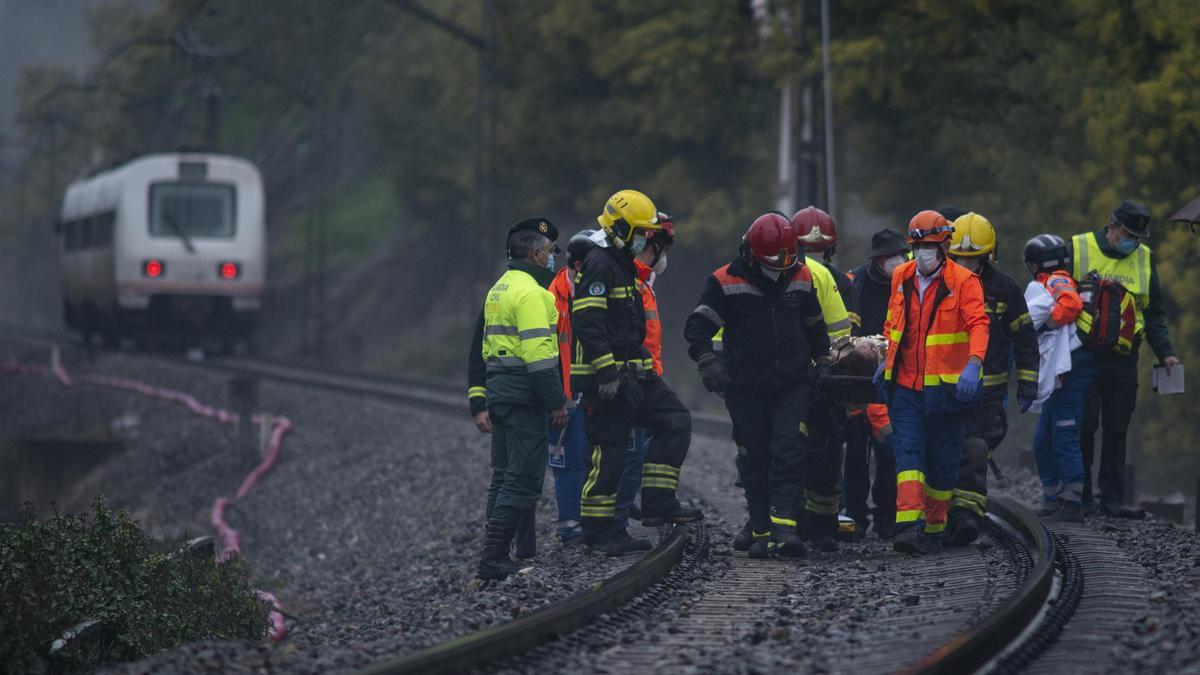 Los servicios de emergencias evacúan a la mujer arrollada por un tren en Ourense. // Brais Lorenzo