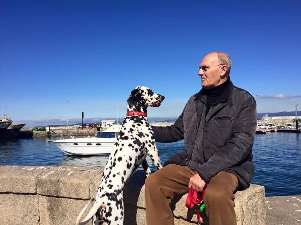 Pablo Diéguez Pais junto a su perra "Bimba" en una foto tomada en el puerto de Bueu.