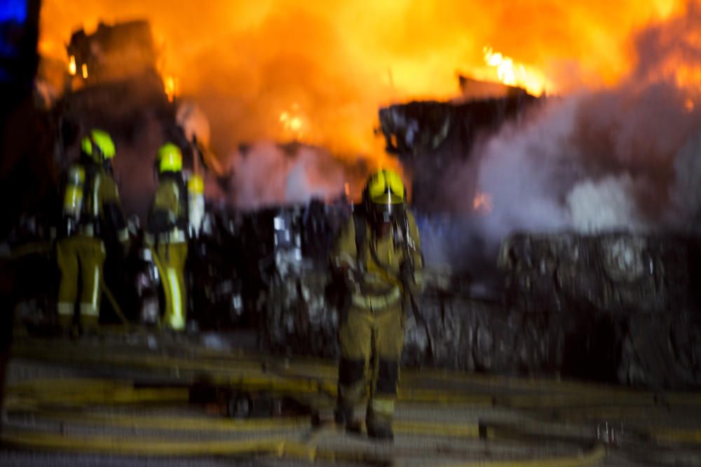 Incendio en un desguace de Torrellano