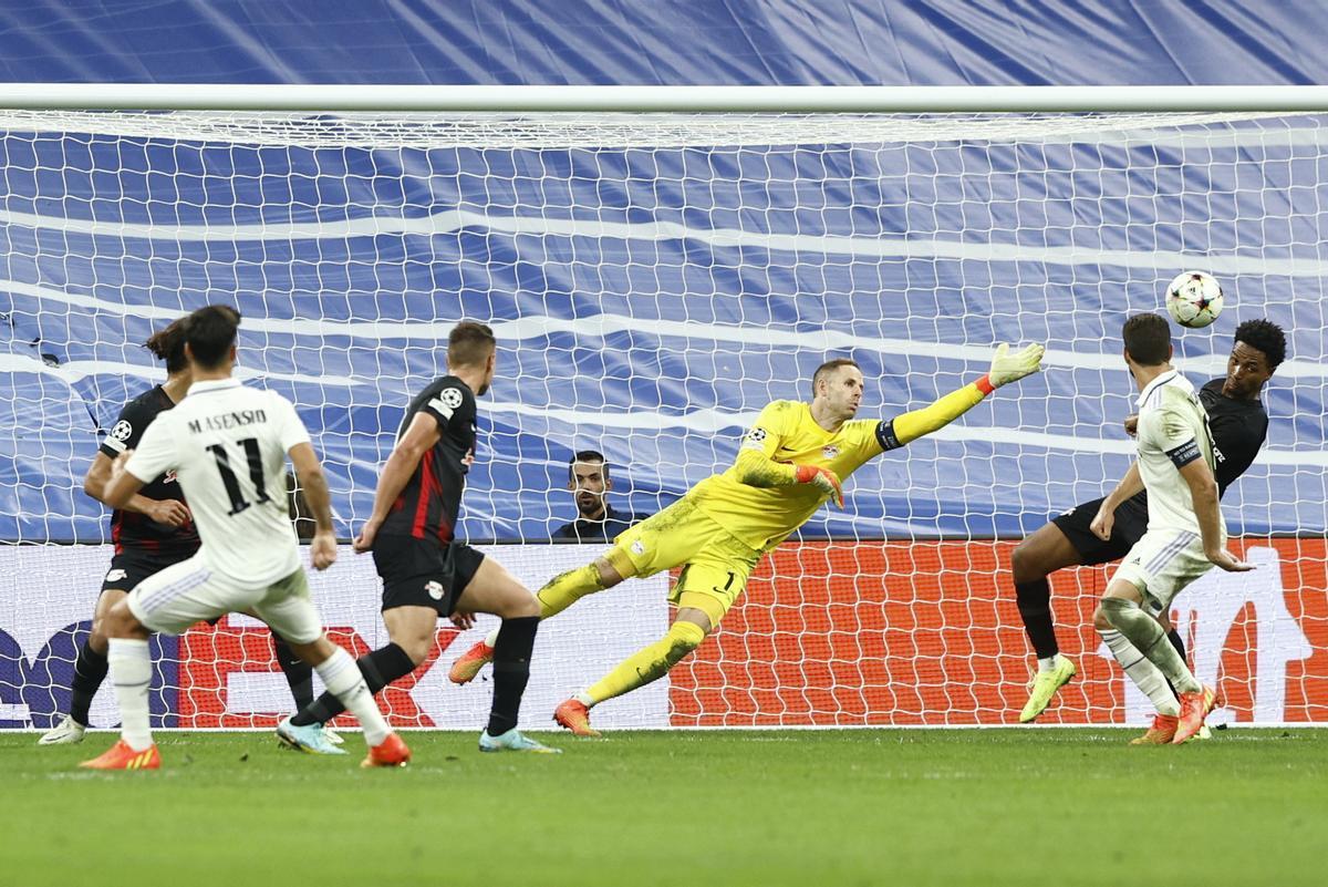 MADRID, 14/09/2022.- El delantero del Real Madrid Marco Asensio (i) dispara a puerta para marcar su gol, durante el partido correspondiente al grupo F de la Liga de Campeones de la UEFA que Real Madrid y RB Leipzig disputan este miércoles en el Santiago Bernabéu, en Madrid. EFE/Rodrigo Jimenez