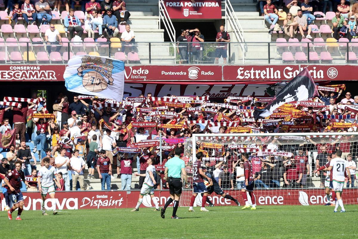 Fondo Norte canta el himno en el minuto 41, como cada semana, frente al Barakaldo.