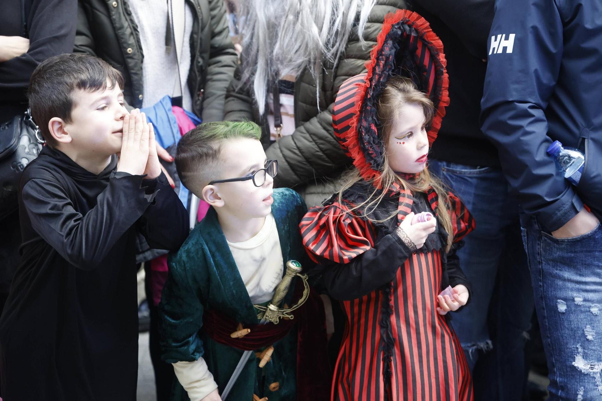 Santiago disfruta del tradicional desfile de Martes de Entroido