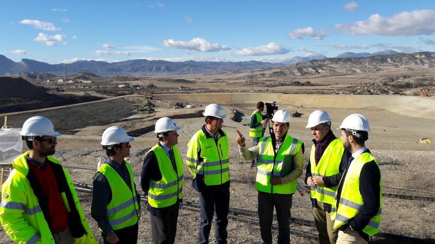 El alcalde y el concejal delegado de Limusa supervisaron ayer el avance de los trabajos con los técnicos. .