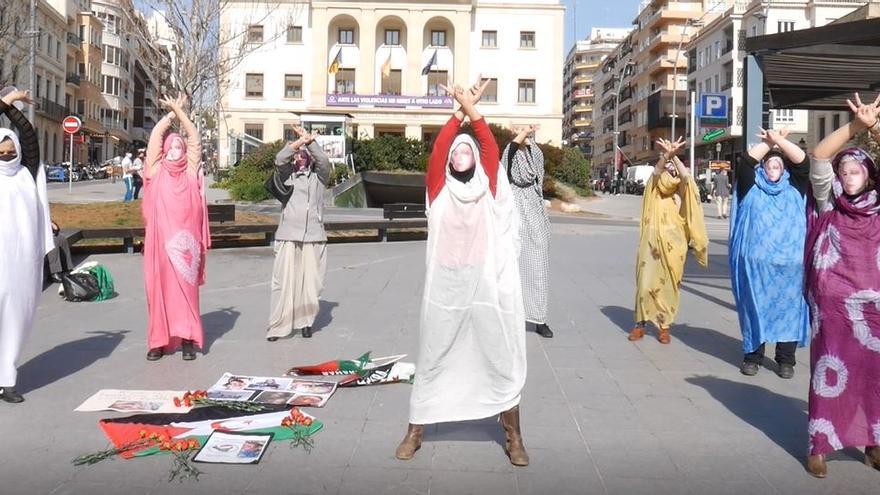 Un grupo de mujeres saharauis protesta en Alicante por las agresiones a Sultana Khaya