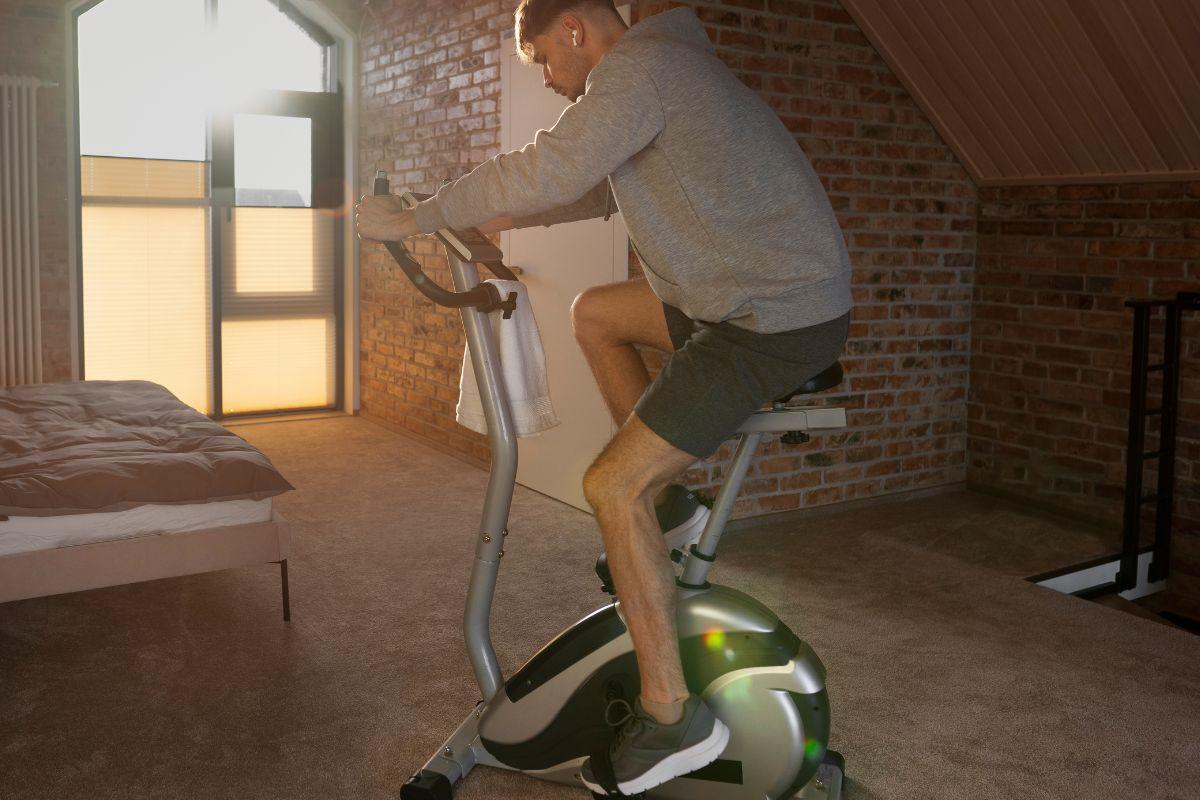 Descubre cómo perder 600 calorías y tonificar tu cuerpo en solo una hora: la bicicleta estática es tu mejor aliada