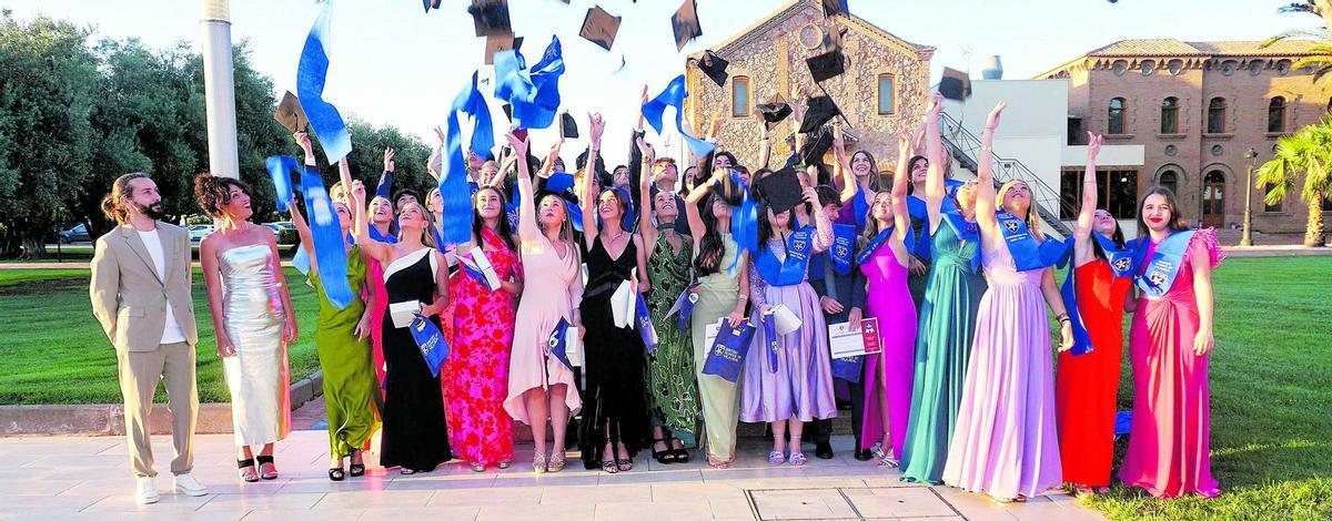 Alumnos del Bristish School of Vila-real, uno de los centros reconocidos en la provincia por Forbes, celebrando su reciente graducación.