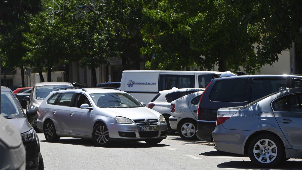Un coche busca un sitio para aparcar en Bouzas