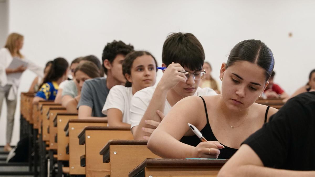 Estudiantes malagueños se enfrentan a la Prueba de Acceso a la Universidad (Selectividad 2025)