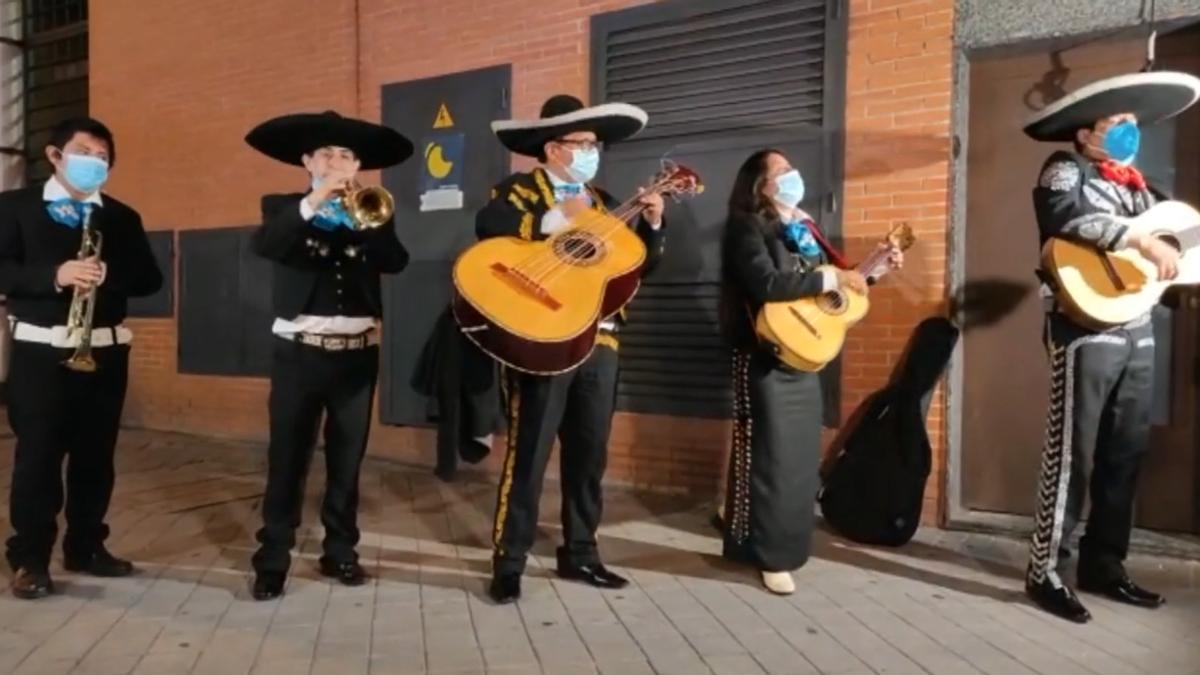 ForoCoches manda a un grupo de mariachis a la sede de Podemos