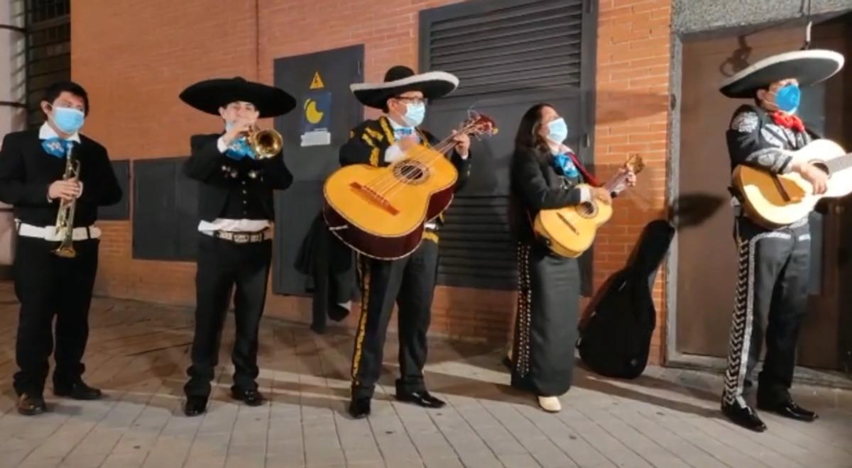 ForoCoches envia un quintet de mariachis a la seu de Podem