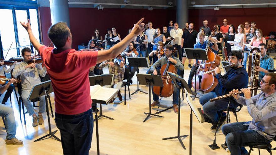 Michael Gieler, de espaldas, dirige a la Orquesta del Festival Bach y el Coro de Cámara Mateo Guerra, ayer en el Auditorio Alfredo Kraus.