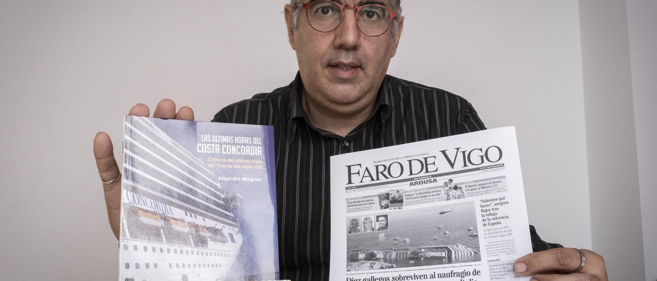 El ourensano con su libro y la portada de FARO de aquel día. |   // B. Lorenzo