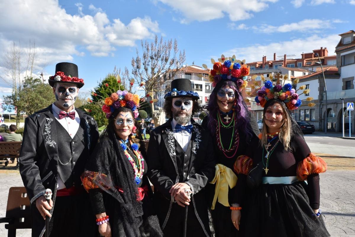 Participantes en la Gran Marcha do Entroido que esta tarde recorre el Sambódromo Meco.