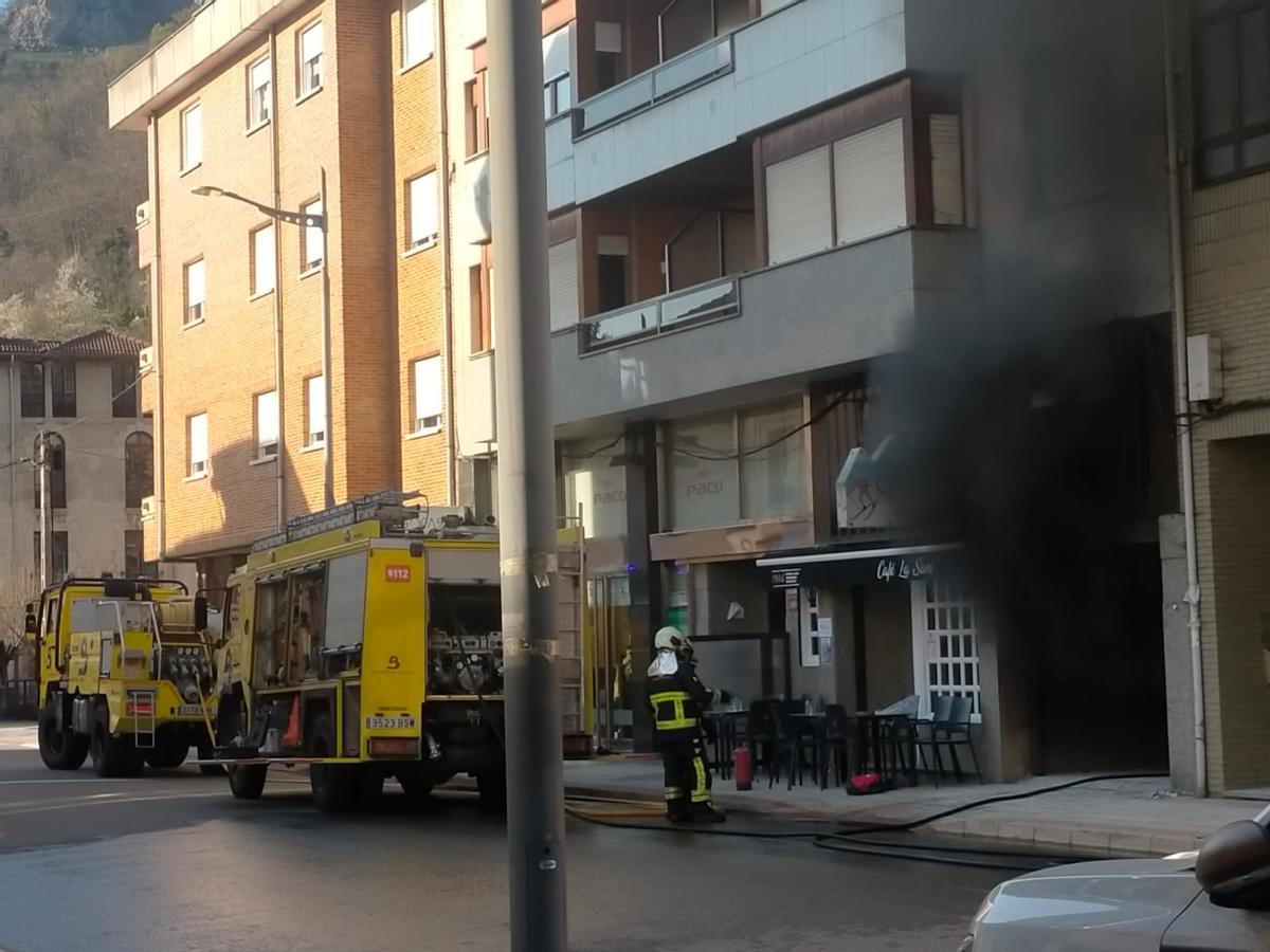 El humo saliendo de las cocheras.