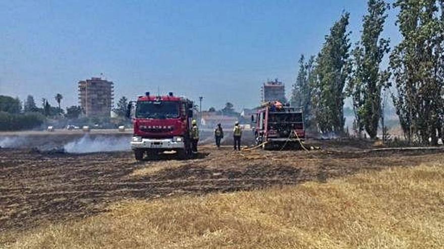Incendis  Cremen dos camps agrícoles a Sant Pere i el Far d&#039;Empordà