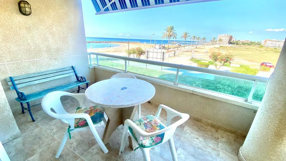 Oportunidad inmobiliaria en Barcelona: piso en la playa con piscina y gran terraza por 275.000 euros