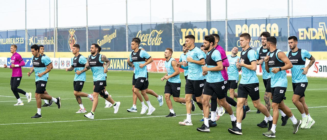 Juan Foyth, en el centro junto a Pedraza, está integrándose ya en el grupo.