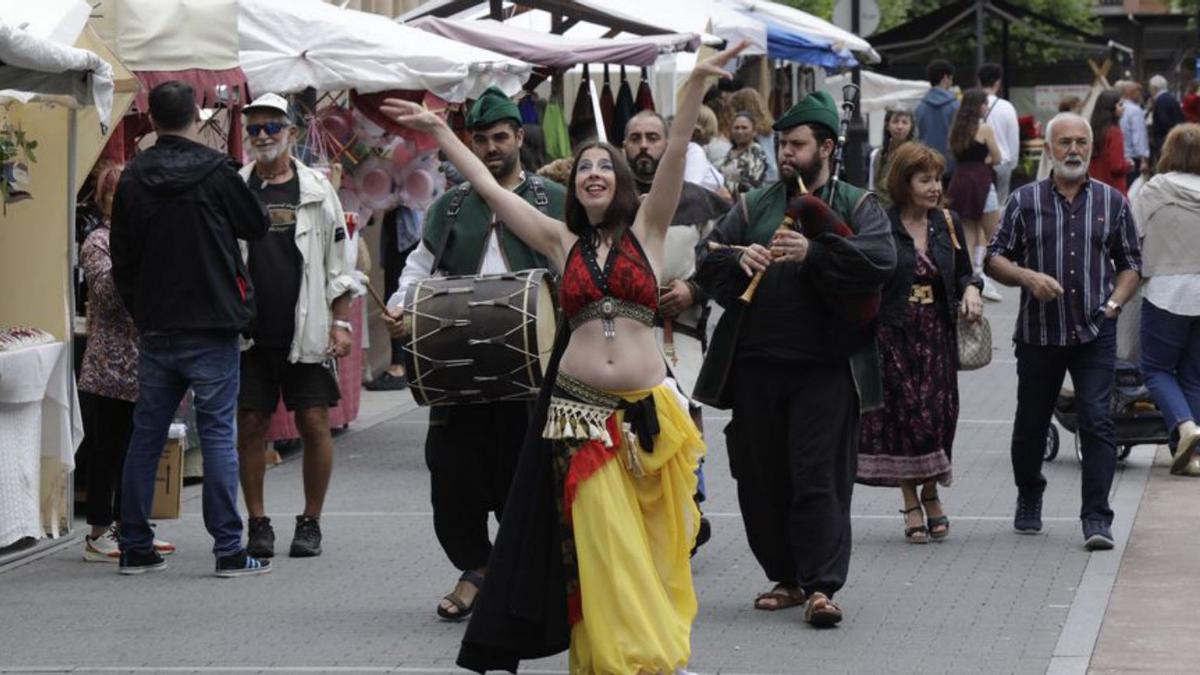 Un grupo de animación recorre los puestos del mercado medieval.