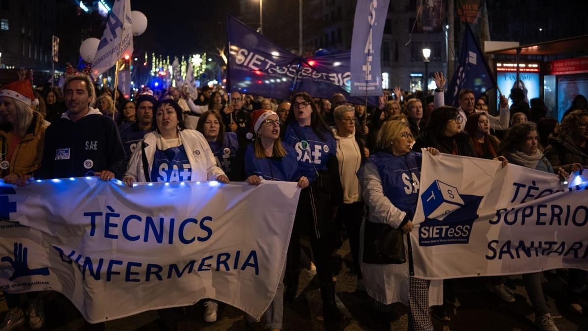 Una manifestación de técnicos sanitarios en Barcelona corta la Diagonal para reclamar mejoras salariales