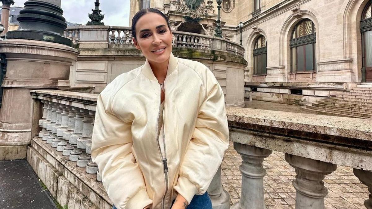 Vicky Martín Berrocal tiene la 'bomber' satinada de Mango que lucirás sin parar esta temporada (¡y está de rebajas!)