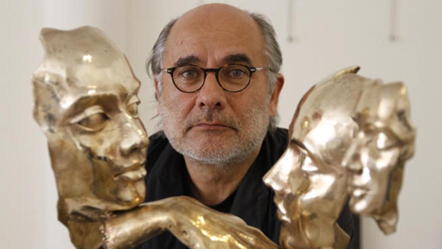Jull, ayer durante el montaje de su exposición junto a una de sus esculturas más recientes en bronce.