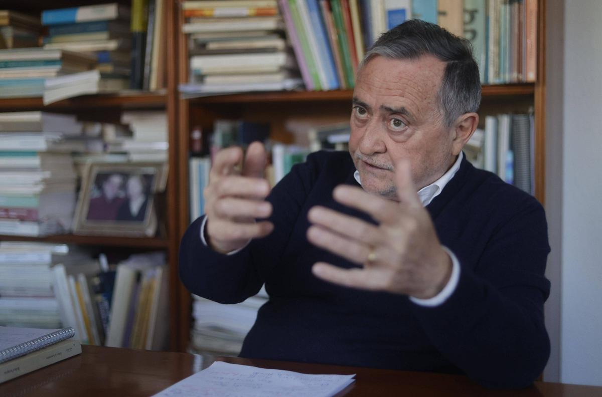 Abelard Saragossa, académico que apela a la doble denominación y con acento cerrado