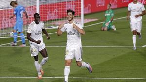 Marco Asensio, sonriente, celebra su gol al Valencia en el estadio Di Stefano